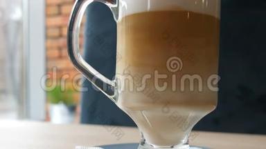 咖啡拿<strong>铁</strong>与<strong>勺子</strong>混合。 将咖啡与牛奶混合，近距离观看